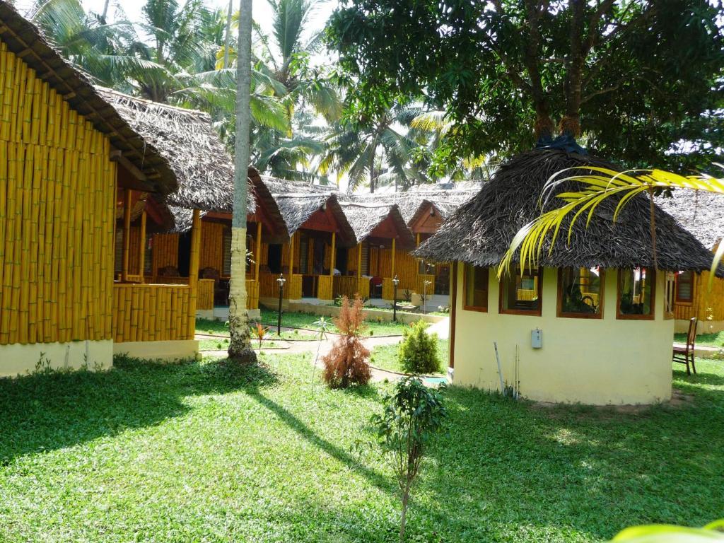 Savithri Inn Bamboo Cottages & Resorts Варкала Экстерьер фото
