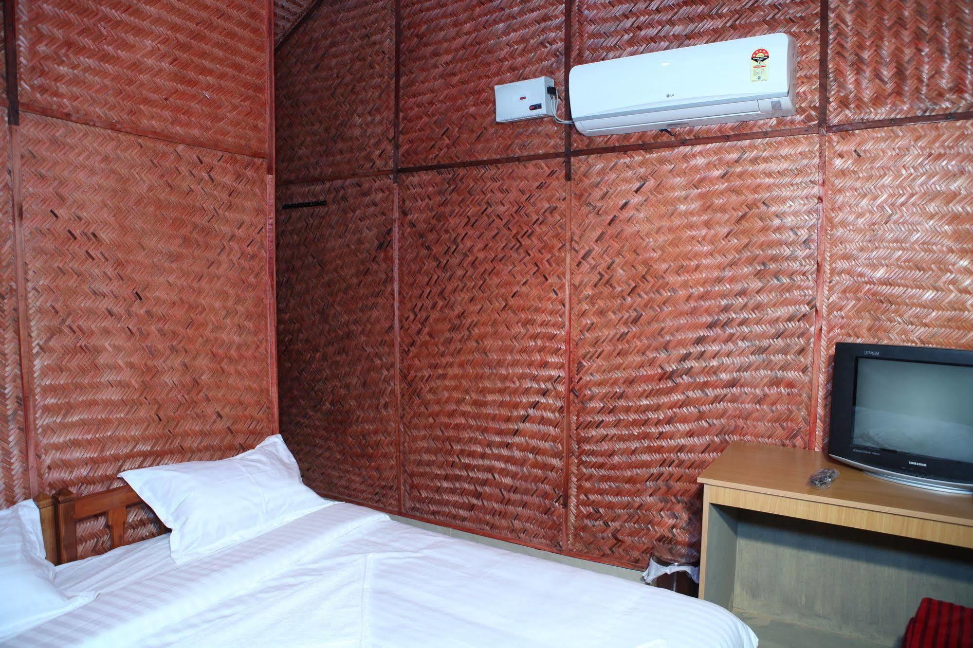 Savithri Inn Bamboo Cottages & Resorts Варкала Экстерьер фото