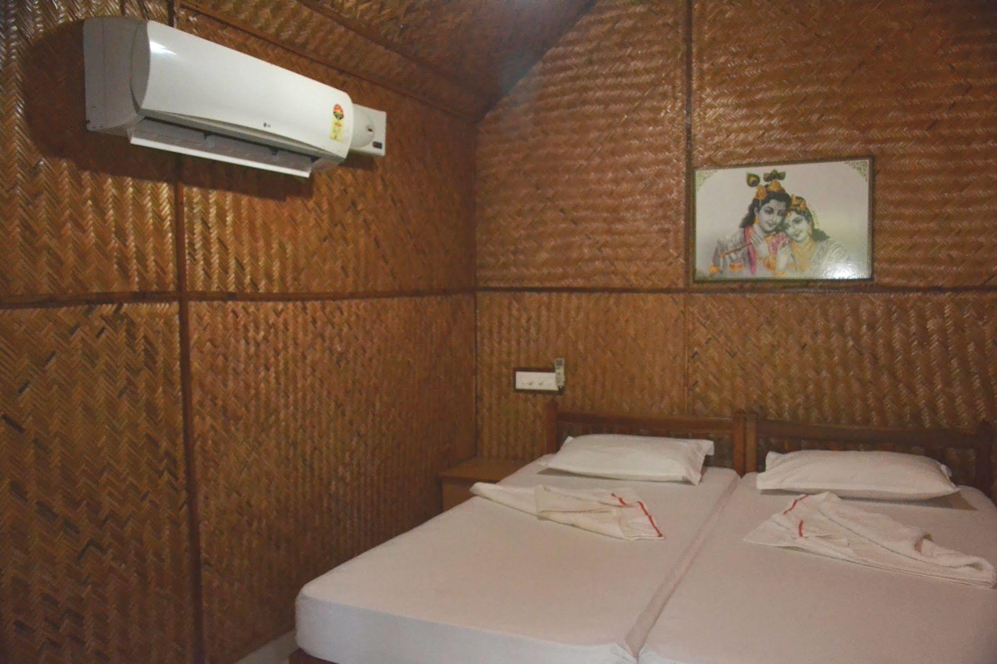 Savithri Inn Bamboo Cottages & Resorts Варкала Экстерьер фото