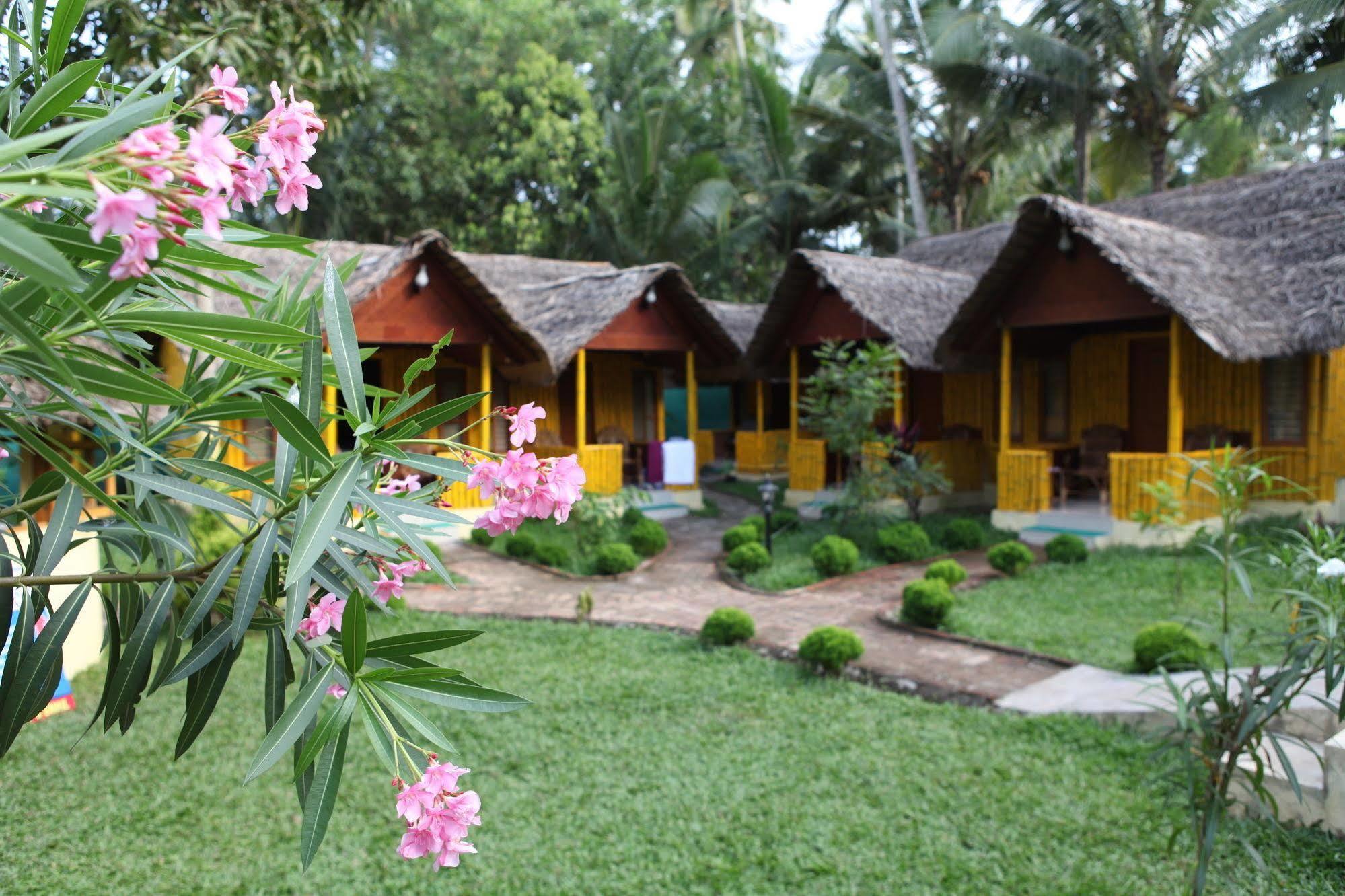 Savithri Inn Bamboo Cottages & Resorts Варкала Экстерьер фото